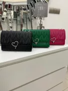 Műbőr, merev fazonú, patentos, állítható pántú, kis méretű táska.