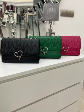   Műbőr, merev fazonú, patentos, állítható pántú, kis méretű táska.