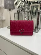 Műbőr, merev fazonú, patentos, állítható pántú, kis méretű táska.