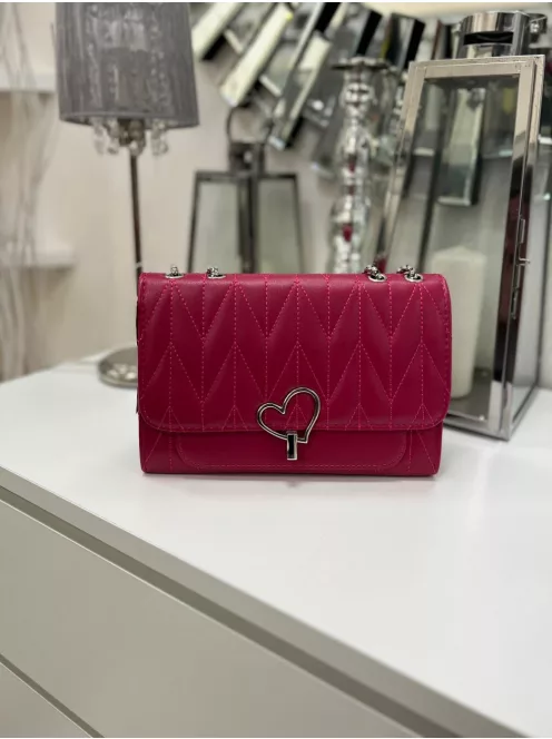 Műbőr, merev fazonú, patentos, állítható pántú, kis méretű táska.