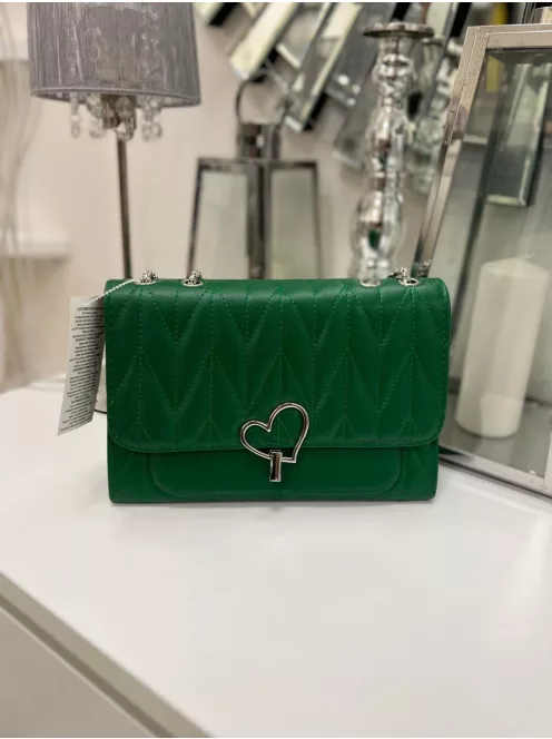 Műbőr, merev fazonú, patentos, állítható pántú, kis méretű táska.