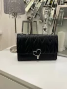 Műbőr, merev fazonú, patentos, állítható pántú, kis méretű táska.