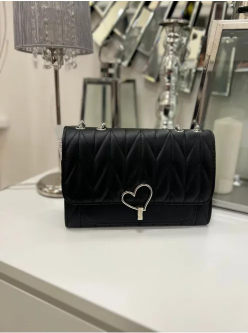 Műbőr, merev fazonú, patentos, állítható pántú, kis méretű táska.