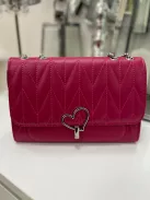 Műbőr, merev fazonú, patentos, állítható pántú, kis méretű táska.