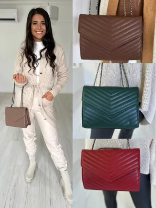   Műbőr, merev fazonú, patentos, láncpántos táska. Szélesség: 24 cm, Magasság: 19 cm.