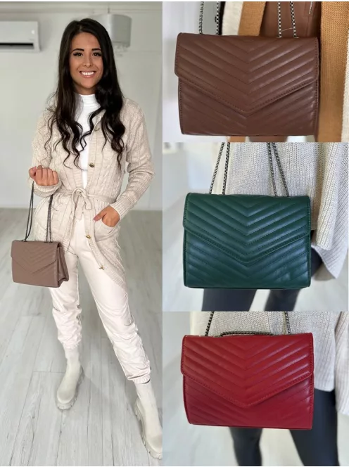 Műbőr, merev fazonú, patentos, láncpántos táska. Szélesség: 24 cm, Magasság: 19 cm.