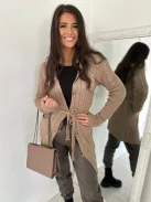 Műbőr, merev fazonú, patentos, láncpántos táska. Szélesség: 24 cm, Magasság: 19 cm.