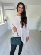 Műbőr, merev fazonú, patentos, láncpántos táska. Szélesség: 24 cm, Magasság: 19 cm.