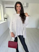 Műbőr, merev fazonú, patentos, láncpántos táska. Szélesség: 24 cm, Magasság: 19 cm.