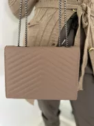 Műbőr, merev fazonú, patentos, láncpántos táska. Szélesség: 24 cm, Magasság: 19 cm.