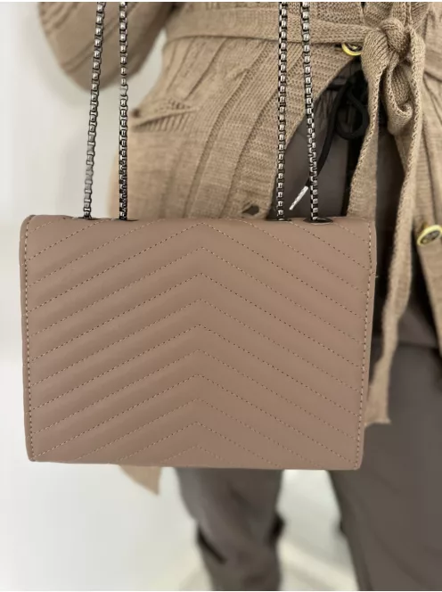 Műbőr, merev fazonú, patentos, láncpántos táska. Szélesség: 24 cm, Magasság: 19 cm.