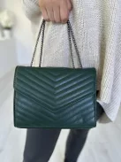 Műbőr, merev fazonú, patentos, láncpántos táska. Szélesség: 24 cm, Magasság: 19 cm.