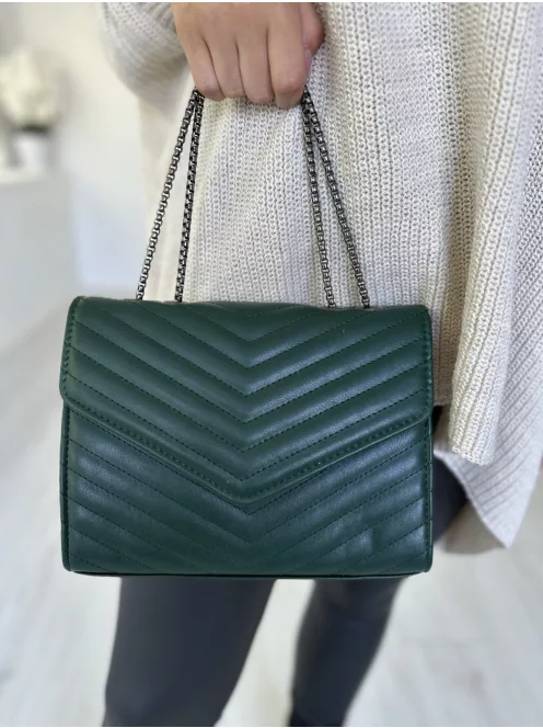 Műbőr, merev fazonú, patentos, láncpántos táska. Szélesség: 24 cm, Magasság: 19 cm.