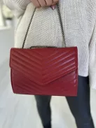 Műbőr, merev fazonú, patentos, láncpántos táska. Szélesség: 24 cm, Magasság: 19 cm.