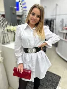 Lakkozott, merev fazonú, láncos alkalmi táska. Szélesség:25cm, Magasság: 12cm.