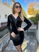 Lakkozott, merev fazonú, láncos alkalmi táska. Szélesség:25cm, Magasság: 12cm.