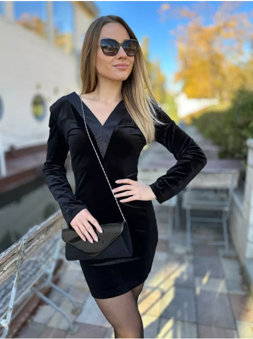 Lakkozott, merev fazonú, láncos alkalmi táska. Szélesség:25cm, Magasság: 12cm.