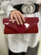 Lakkozott, merev fazonú, láncos alkalmi táska. Szélesség:25cm, Magasság: 12cm.