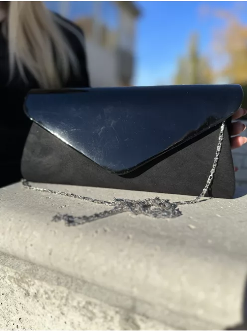 Lakkozott, merev fazonú, láncos alkalmi táska. Szélesség:25cm, Magasság: 12cm.