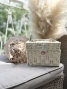 Fonott, gyékény, merev, nyári kistáska, láncos hosszúpánttal. Szélesség: 19,5 cm Magasság: 14,5 cm.