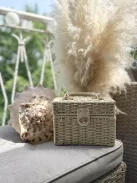 Fonott, gyékény, merev, nyári kistáska, láncos hosszúpánttal. Szélesség: 19,5 cm Magasság: 14,5 cm.