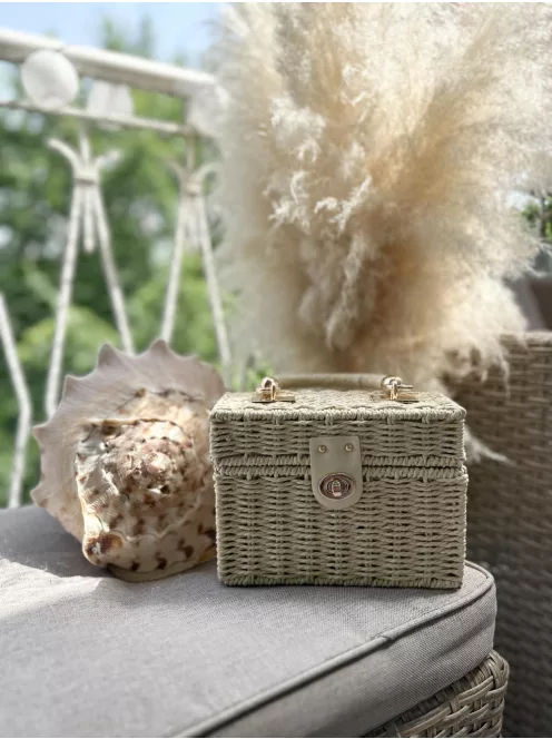 Fonott, gyékény, merev, nyári kistáska, láncos hosszúpánttal. Szélesség: 19,5 cm Magasság: 14,5 cm.