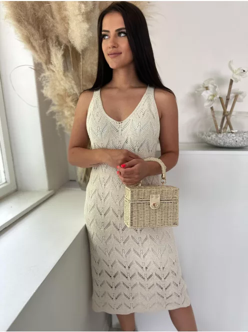 Fonott, gyékény, merev, nyári kistáska, láncos hosszúpánttal. Szélesség: 19,5 cm Magasság: 14,5 cm.