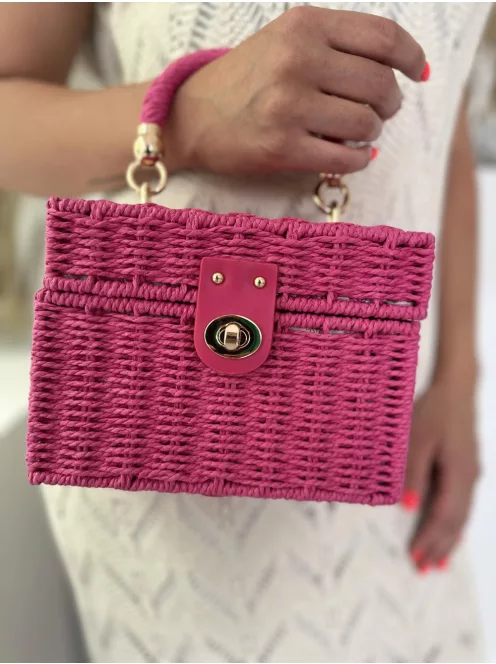 Fonott, gyékény, merev, nyári kistáska, láncos hosszúpánttal. Szélesség: 19,5 cm Magasság: 14,5 cm.