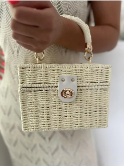 Fonott, gyékény, merev, nyári kistáska, láncos hosszúpánttal. Szélesség: 19,5 cm Magasság: 14,5 cm.