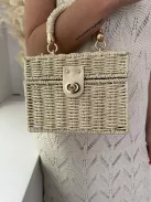 Fonott, gyékény, merev, nyári kistáska, láncos hosszúpánttal. Szélesség: 19,5 cm Magasság: 14,5 cm.