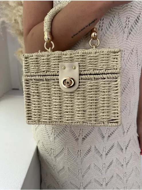 Fonott, gyékény, merev, nyári kistáska, láncos hosszúpánttal. Szélesség: 19,5 cm Magasság: 14,5 cm.