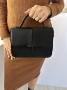 Műbőr és velúrhatású, merev fazonú, cipzáras kistáska, levehető hosszú pánttal. Szélesség: 22,5 cm Magasság: 15,5 cm.