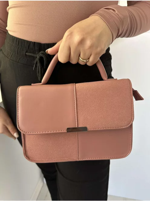 Műbőr és velúrhatású, merev fazonú, cipzáras kistáska, levehető hosszú pánttal. Szélesség: 22,5 cm Magasság: 15,5 cm.