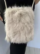 Pihe-puha szőrmés, patentos kistáska, műbőr hosszú pánttal. Szélesség: 15,5 cm Magasság: 20 cm