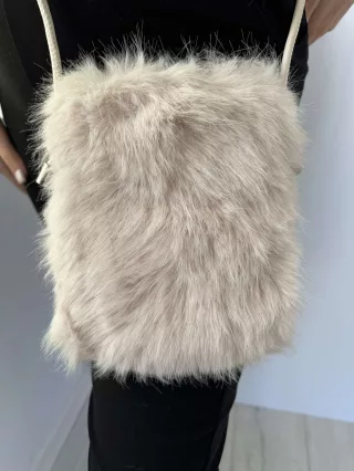   Pihe-puha szőrmés, patentos kistáska, műbőr hosszú pánttal. Szélesség: 15,5 cm Magasság: 20 cm