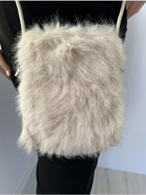 Pihe-puha szőrmés, patentos kistáska, műbőr hosszú pánttal. Szélesség: 15,5 cm Magasság: 20 cm