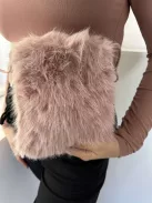 Pihe-puha szőrmés, patentos kistáska, műbőr hosszú pánttal. Szélesség: 15,5 cm Magasság: 20 cm