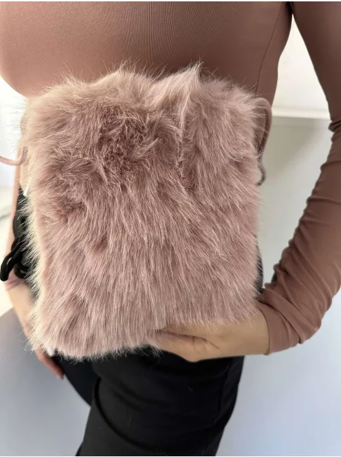 Pihe-puha szőrmés, patentos kistáska, műbőr hosszú pánttal. Szélesség: 15,5 cm Magasság: 20 cm