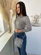 Pihe-puha szőrmés, patentos kistáska, műbőr hosszú pánttal. Szélesség: 15,5 cm Magasság: 20 cm