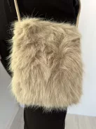 Pihe-puha szőrmés, patentos kistáska, műbőr hosszú pánttal. Szélesség: 15,5 cm Magasság: 20 cm