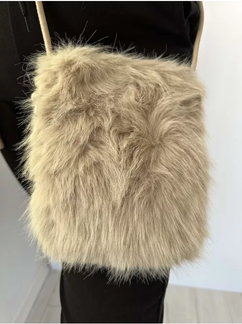 Pihe-puha szőrmés, patentos kistáska, műbőr hosszú pánttal. Szélesség: 15,5 cm Magasság: 20 cm