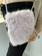 Pihe-puha szőrmés, patentos kistáska, műbőr hosszú pánttal. Szélesség: 15,5 cm Magasság: 20 cm