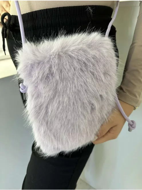 Pihe-puha szőrmés, patentos kistáska, műbőr hosszú pánttal. Szélesség: 15,5 cm Magasság: 20 cm