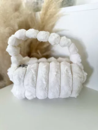   Pihe-puha szőrmés, cipzáras kistáska hosszúpánttal. Szélesség: 23,5 cm Magasság: 13 cm.