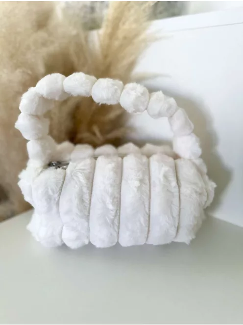 Pihe-puha szőrmés, cipzáras kistáska hosszúpánttal. Szélesség: 23,5 cm Magasság: 13 cm.