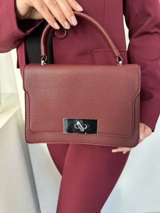   Műbőr, merev fazonú kistáska hosszúpánttal. Szélesség: 24,5 cm Magaság: 16 cm.