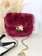 Pihe-puha szőrmés kistáska hosszúpánttal. Szélesség: 16 cm Magasság: 14 cm.