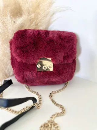   Pihe-puha szőrmés kistáska hosszúpánttal. Szélesség: 16 cm Magasság: 14 cm.