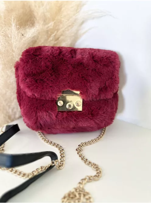 Pihe-puha szőrmés kistáska hosszúpánttal. Szélesség: 16 cm Magasság: 14 cm.