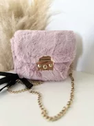 Pihe-puha szőrmés kistáska hosszúpánttal. Szélesség: 16 cm Magasság: 14 cm.